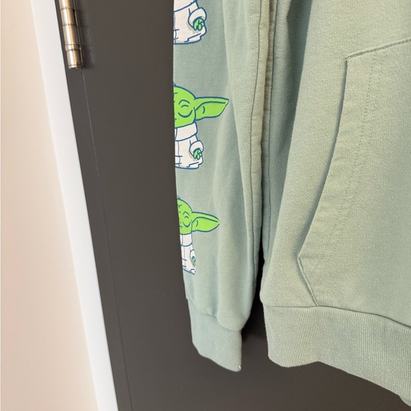 Star Wars M seafoam/mint green Hoodie with Green Yoda Design good to great cond - Picture 2 of 15